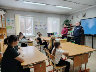 безопасность на дорогах: инспекторы ГИБДД провели беседы в школах округа - фото - 6